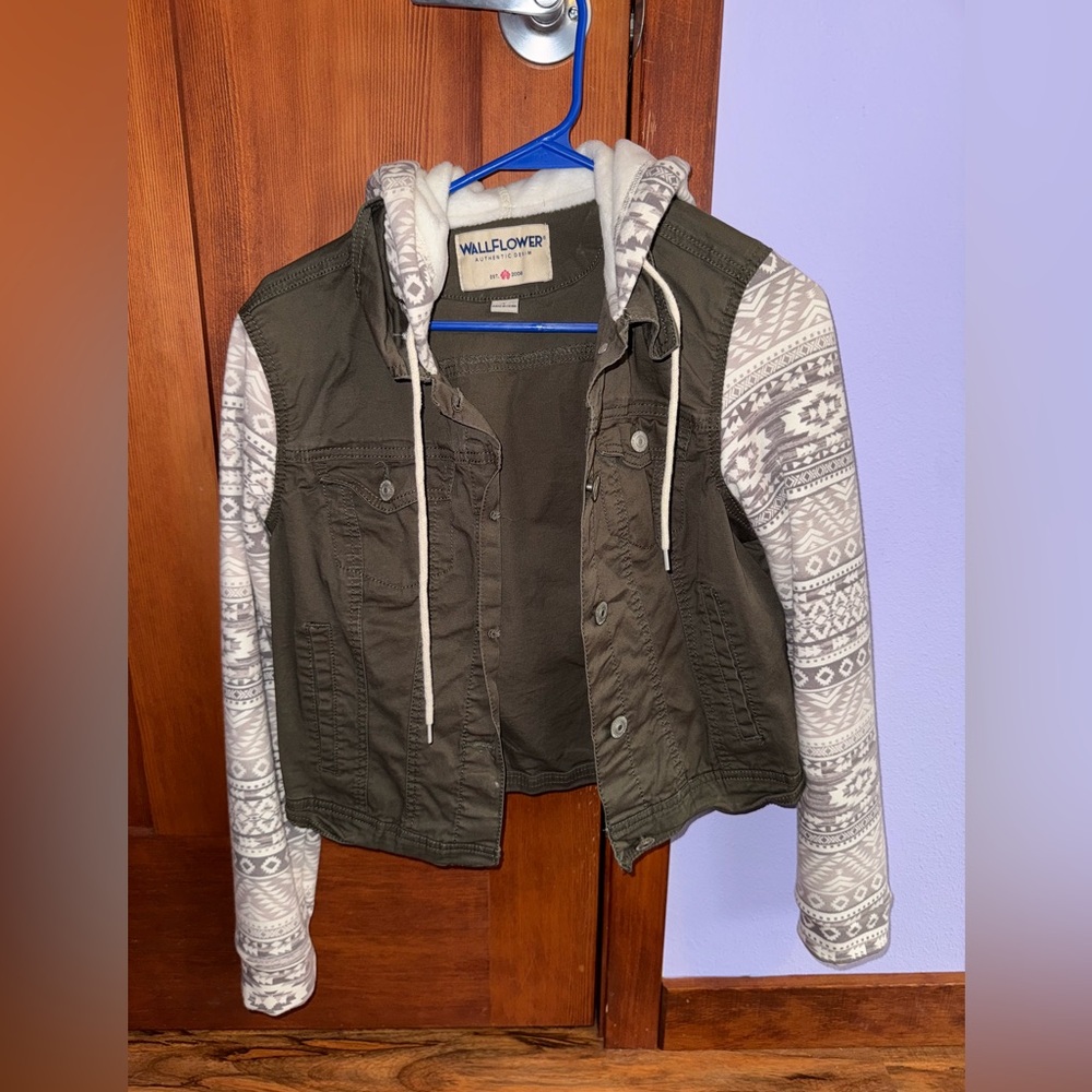 Super comfy green wallflower large girls jacket
